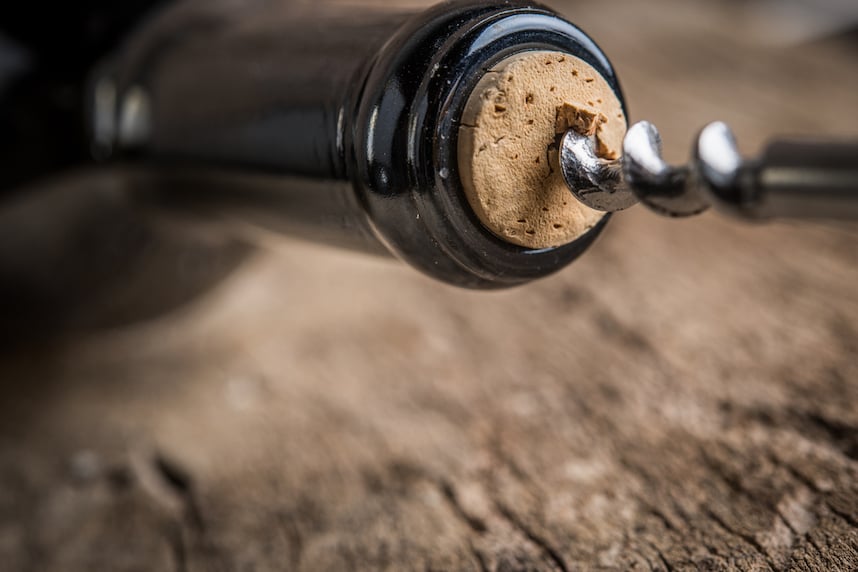 Come aprire una bottiglia di vino senza usare il cavatappi