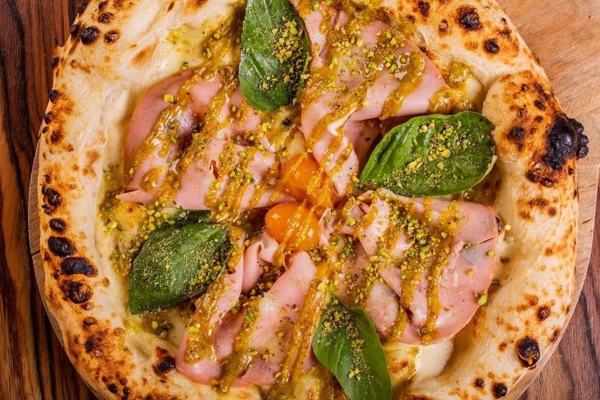 pizza mortadella pesto di pistacchio stracciatella bollicine da abbinare