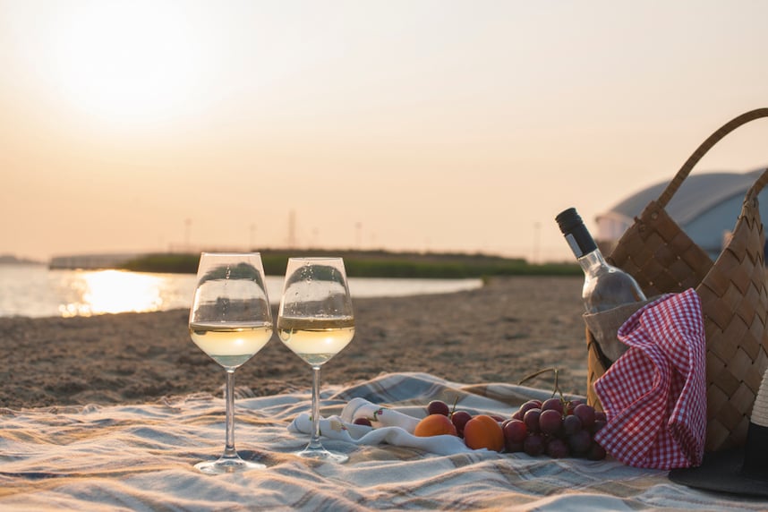 vini per un picnic in riva al mare