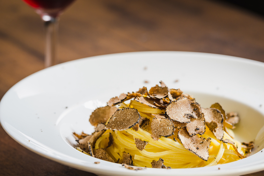 vino rosso e tagliolini al tartufo